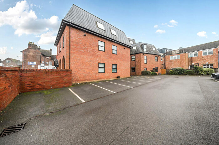 2 Bedroom Apartment For Sale In West Street, Dunstable, Bedfordshire, LU6