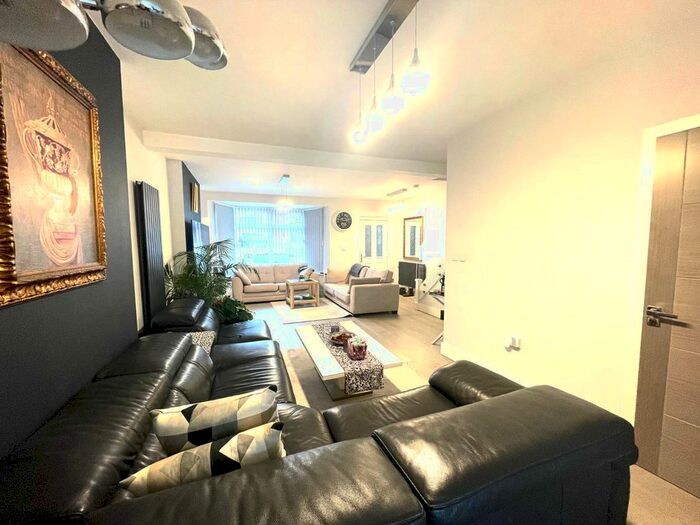 3 Bedroom Semi-Detached House To Rent In Forest Gate, London, NW9