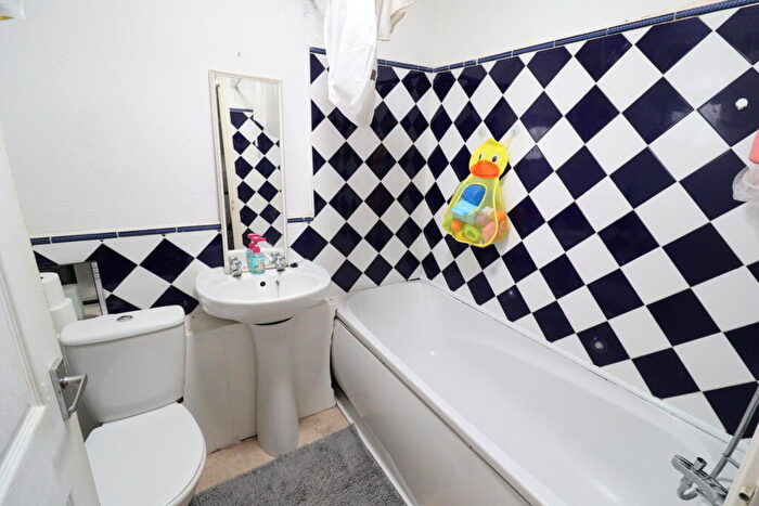 1 Bedroom Apartment For Sale In Ballards Walk, Lee Chapel North, Basildon, Essex, SS15