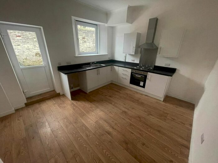 2 Bedroom Flat To Rent In Holyrood Place, Dunfermline, Fife, KY12