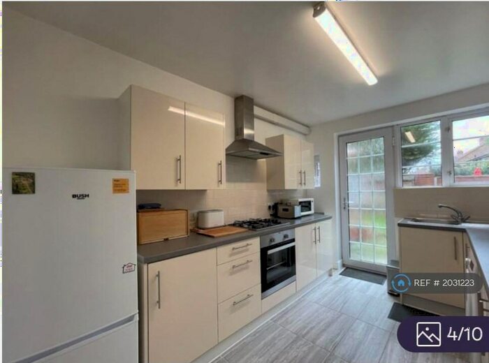 2 Bedroom Flat To Rent In The Fairway, London, NW7