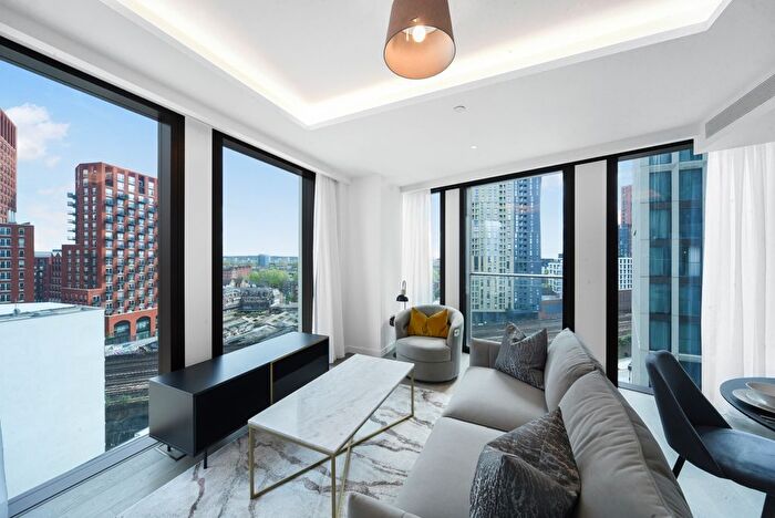 3 Bedroom Flat To Rent In Carnation Way, London, SW8