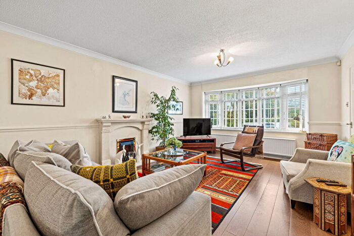 3 Bedroom Link Detached House For Sale In St. Andrews Close, Mayals, Swansea, SA3