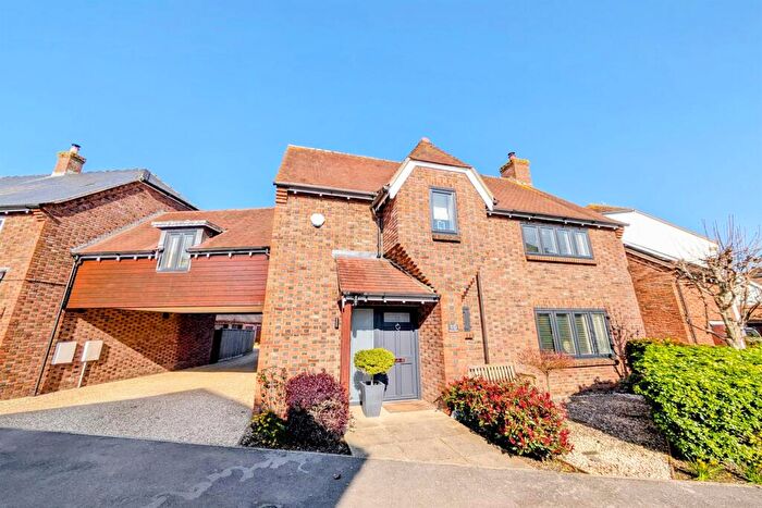 4 Bedroom Link Detached House For Sale In Shillingstone, DT11