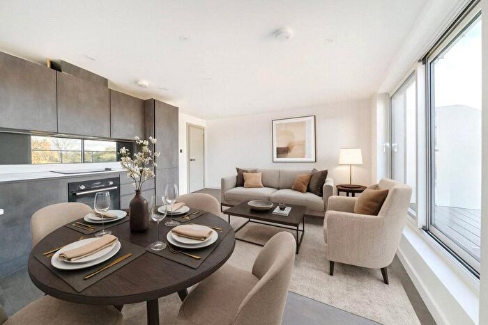 1 Bedroom Flat For Sale In Rosemount Avenue, West Byfleet, Surrey, KT14