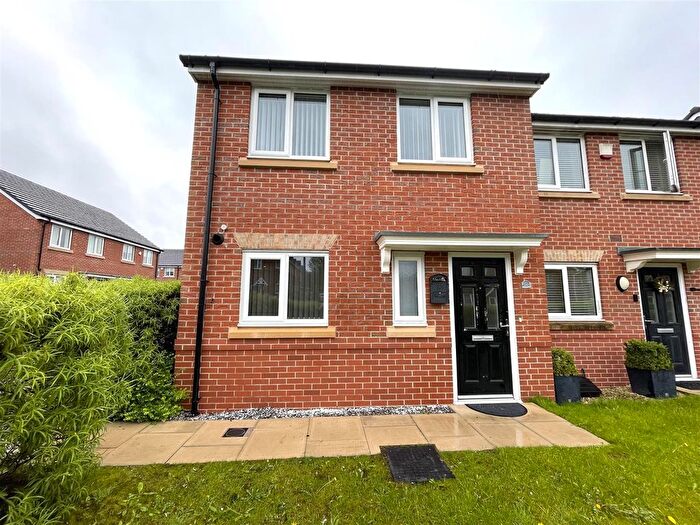 3 Bedroom End Terrace House To Rent In Rossett Close, Middleton, Manchester, M24