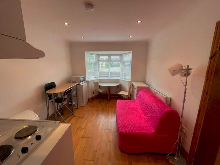 1 Bedroom Flat To Rent In Hoylake Road, London, W3