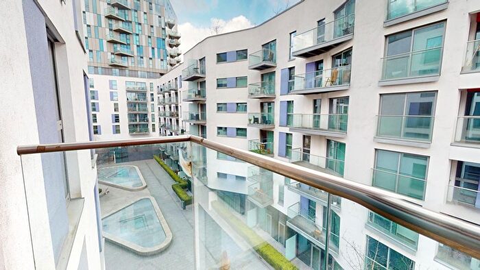 2 Bedroom Flat To Rent In Keats Apartments, Saffron Central Square, Croydon, CR0