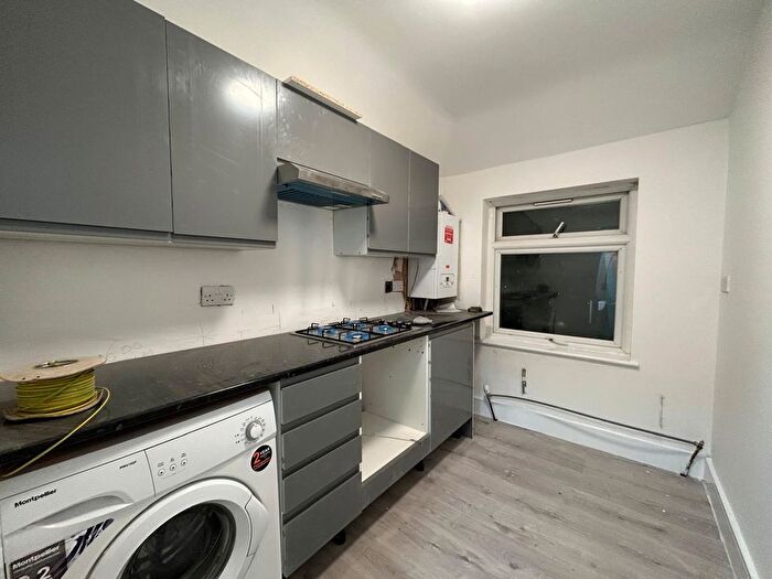 1 Bedroom Flat To Rent In Mornington Crescent, TW5