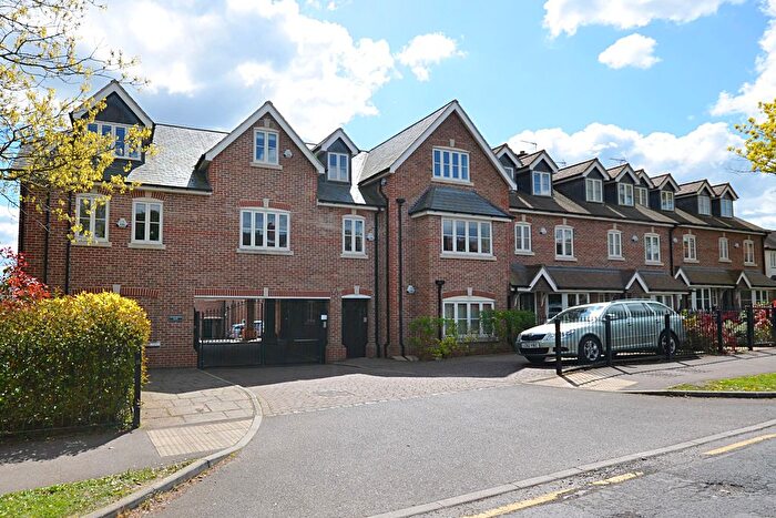 2 Bedroom Flat For Sale In Crownwood Gate, Farnham, Surrey, GU9