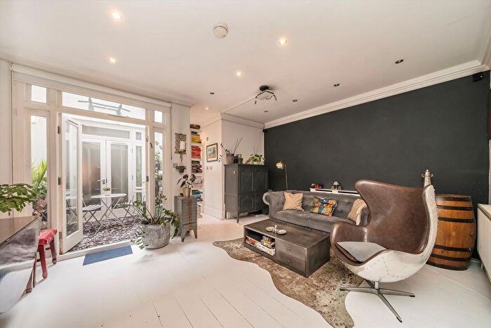 2 Bedroom Flat For Sale In Hornsey Road, Holloway, N7