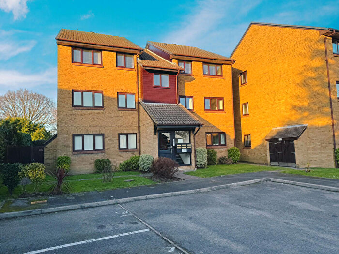 2 Bedroom Flat To Rent In Celandine Avenue, Locks Heath, SO31