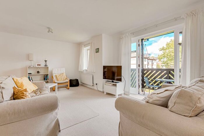 2 Bedroom Flat To Rent In Lichfield Gardens, Richmond, TW9