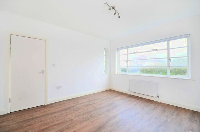 2 Bedroom Flat To Rent In Denison Close, Hampstead Garden Suburb, London, N2