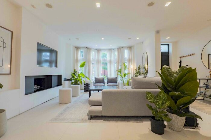 6 Bedroom Semi-Detached House To Rent In Stanhope Gardens, Highgate, London, N6