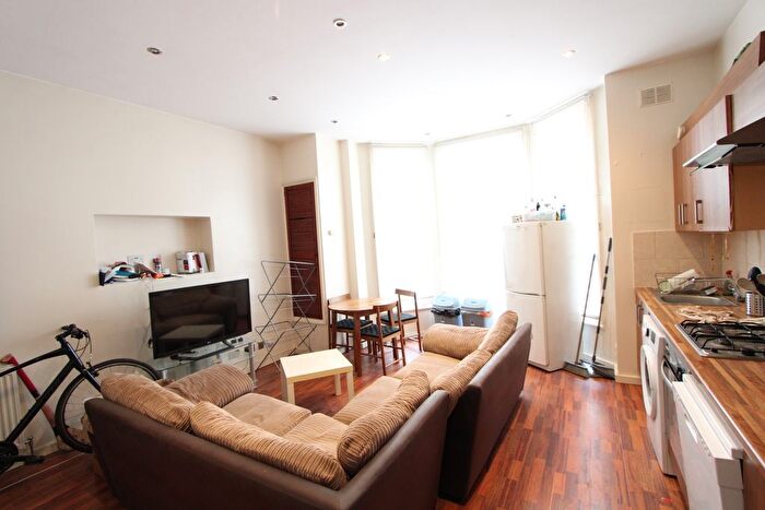 3 Bedroom Flat To Rent In Alderbrook Road, London, SW12