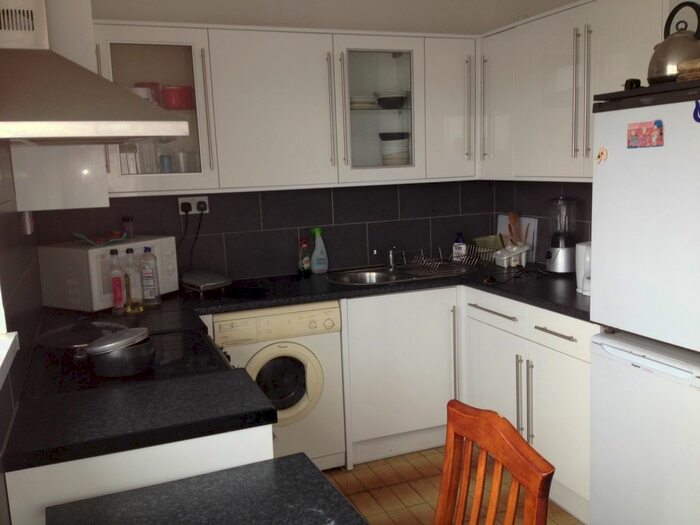 3 Bedroom Flat To Rent In Bromley High Street, Bow, E3