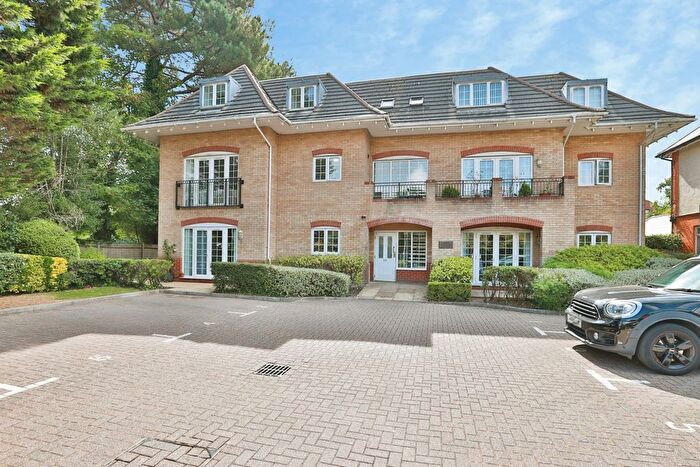 2 Bedroom Flat For Sale In Holdenhurst Road, Bournemouth, Dorset, BH8