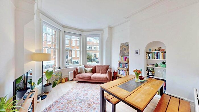 2 Bedroom Flat For Sale In Milton Road, Highgate, N6