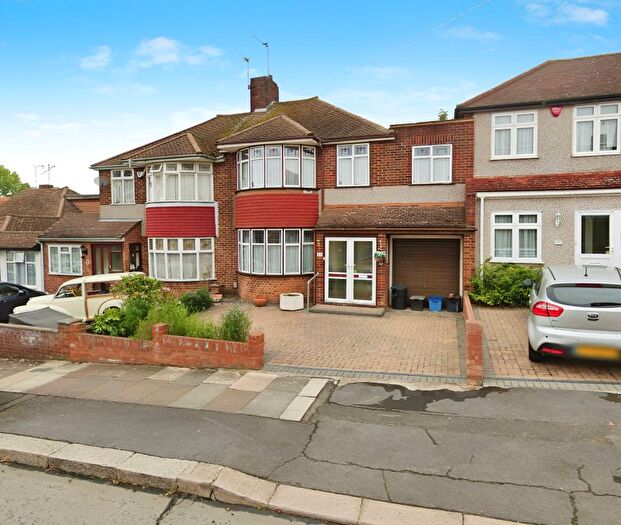Terraced House To Rent In Basildon Avenue, Ilford, Essex, IG5