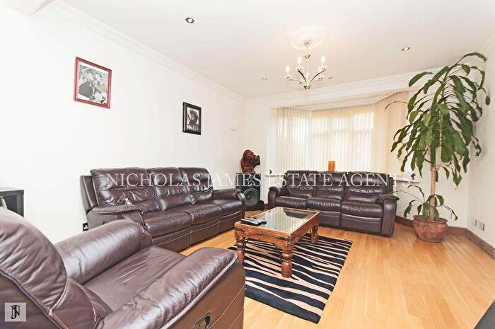 5 Bedroom Semi-Detached House To Rent In Raith Avenue, Southgate London, N14