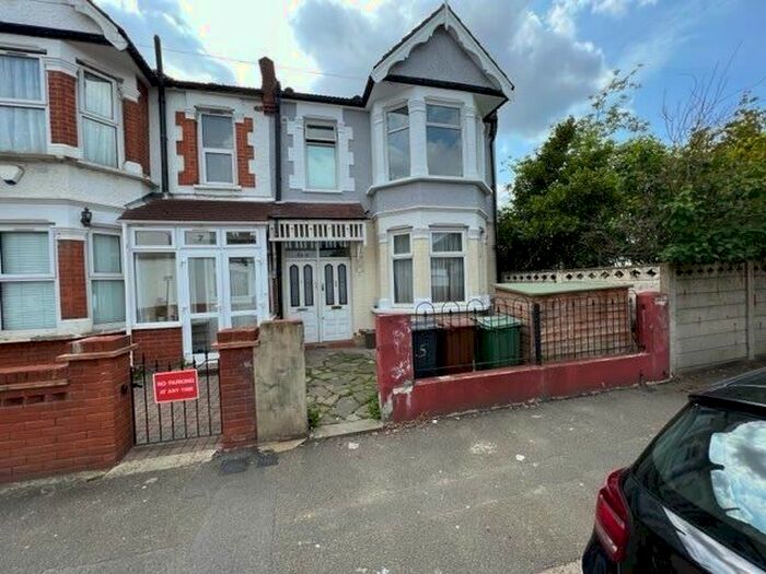 2 Bedroom Flat To Rent In Epsom Road, London, E10