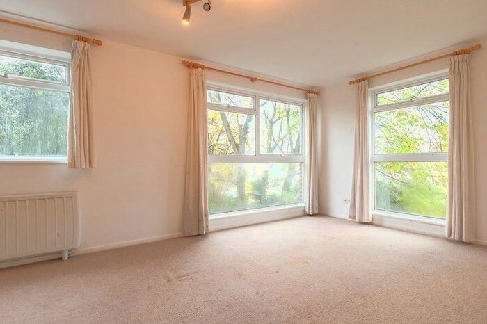 3 Bedroom Flat To Rent In Hill View Road, Twickenham, TW1