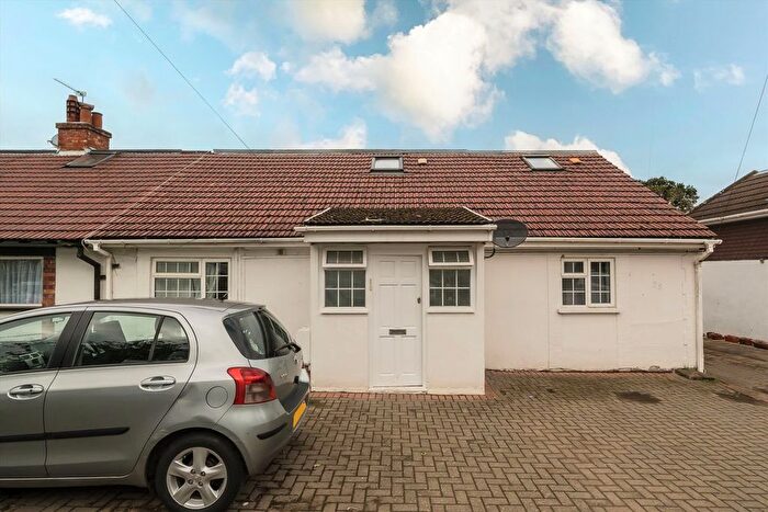 3 Bedroom Flat To Rent In Highfield Road, Acton, W3