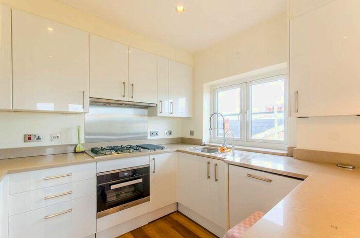 2 Bedroom Flat To Rent In Torrington Park, North Finchley, London N12