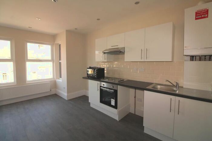 2 Bedroom Flat To Rent In Turners Hill, Cheshunt, Waltham Cross, EN8