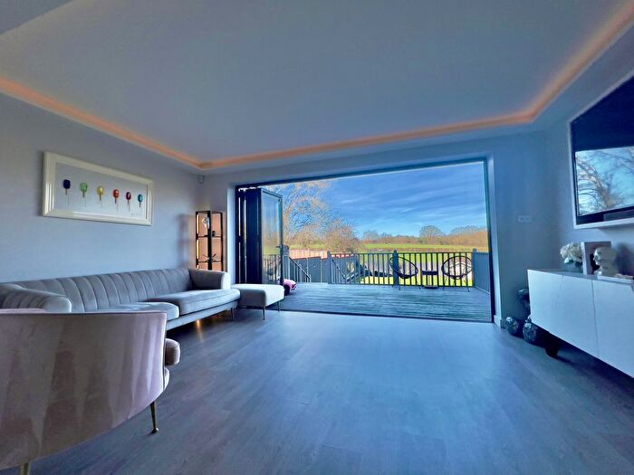 4 Bedroom Semi Detached House To Rent In Middleton Drive, Pinner, HA5