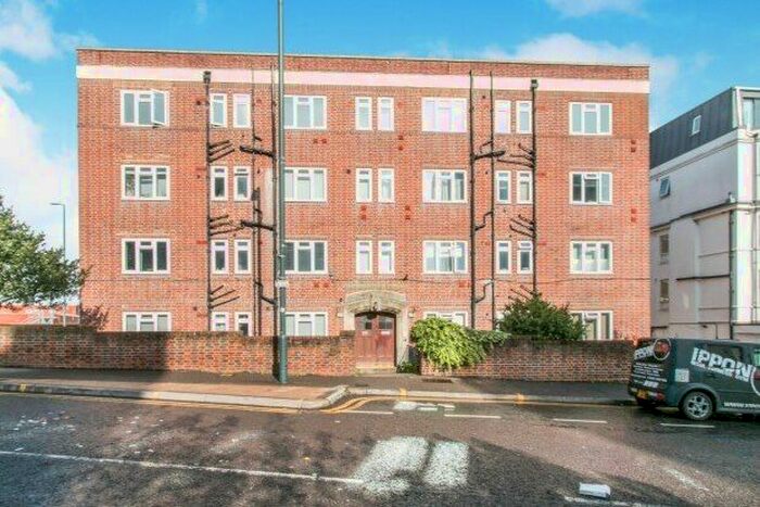 2 Bedroom Flat To Rent In Edmondsham House, Bournemouth, BH2
