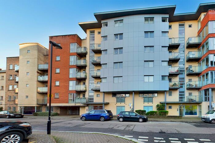 2 Bedroom Flat To Rent In Orchard Place, Southampton, Hampshire, SO14