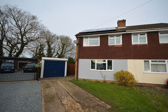 3 Bedroom Semi-Detached House For Sale In St. Marys Close, Panfield, Braintree, CM7