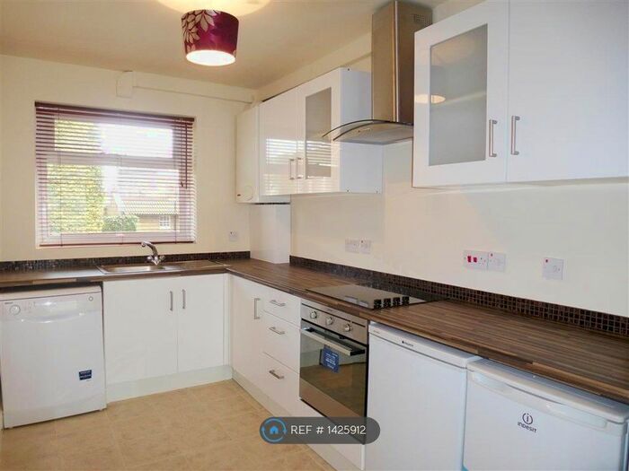3 Bedroom Flat To Rent In Stables Way, London, SE11