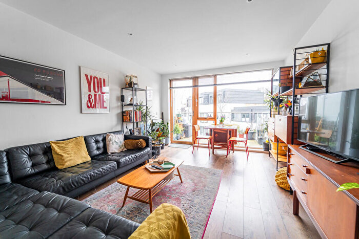 2 Bedroom Apartment For Sale In Canonbury Road, Islington, London, N1