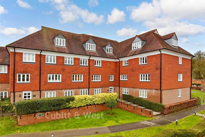 2 Bedroom Flat For Sale In Elizabeth Drive, Banstead, Surrey, SM7