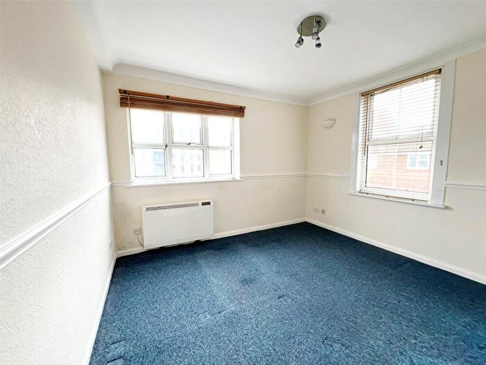 1 Bedroom Flat To Rent In Winterbourne House, - Rowlands Road, Worthing, West Sussex, BN11