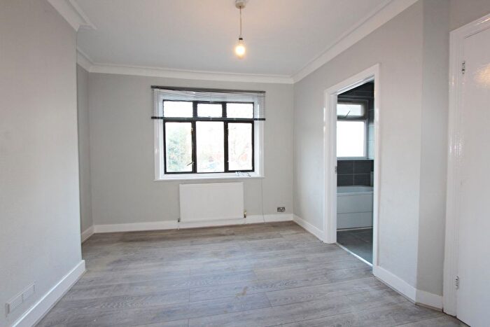 Studio To Rent In Sandringham Road, London, NW11