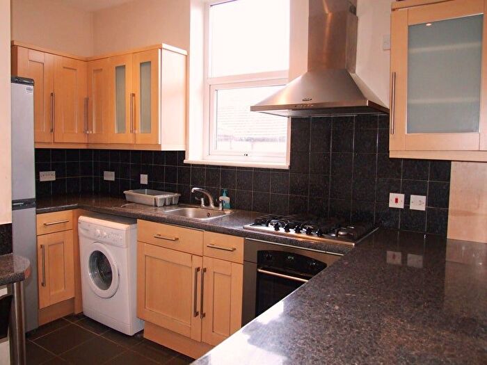 5 Bedroom Maisonette To Rent In Burdett Road, Mile End, E3