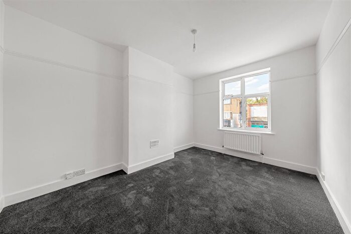 2 Bedroom Flat To Rent In Central Road, Worcester Park, KT4