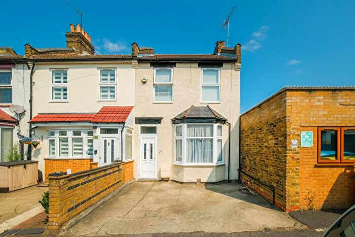 3 Bedroom End Of Terrace House For Sale In Sinclair Road, Chingford, E4
