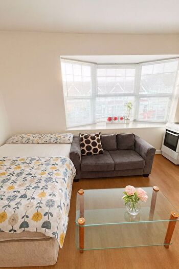 Studio To Rent In High Road, Finchley, N12