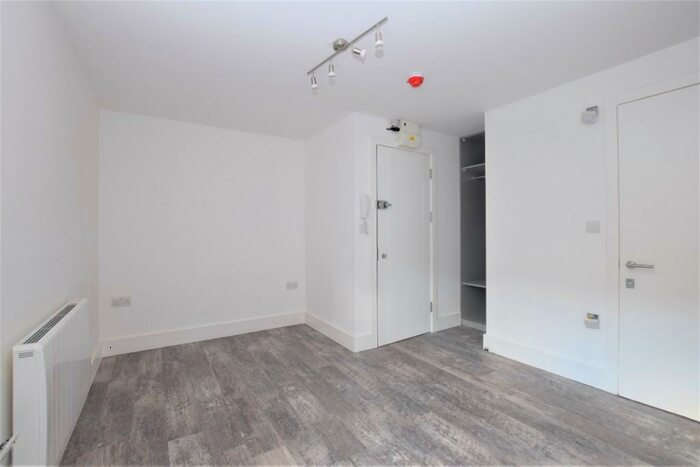 Apartment To Rent In Cedar Road, Sutton, Surrey, SM2