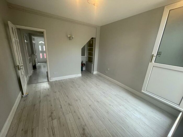 3 Bedroom House To Rent In Tennyson Road, Luton, LU1