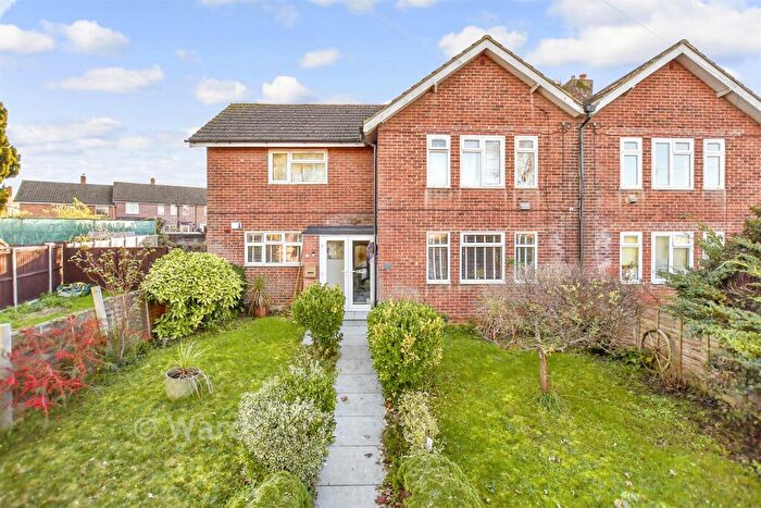 2 Bedroom Ground Maisonette For Sale In Medina Road, Ditton, Aylesford, Kent, ME20