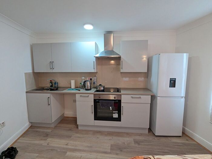 2 Bedroom Flat To Rent In High Road, Willesden, London, NW10