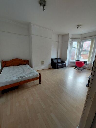 1 Bedroom Flat To Rent In Woodsley Road, Hyde Park, Leeds, LS2