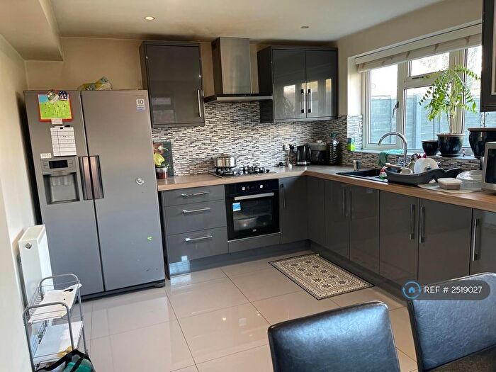 3 Bedroom Semi-Detached House To Rent In Wingate Road, Dunstable, LU5