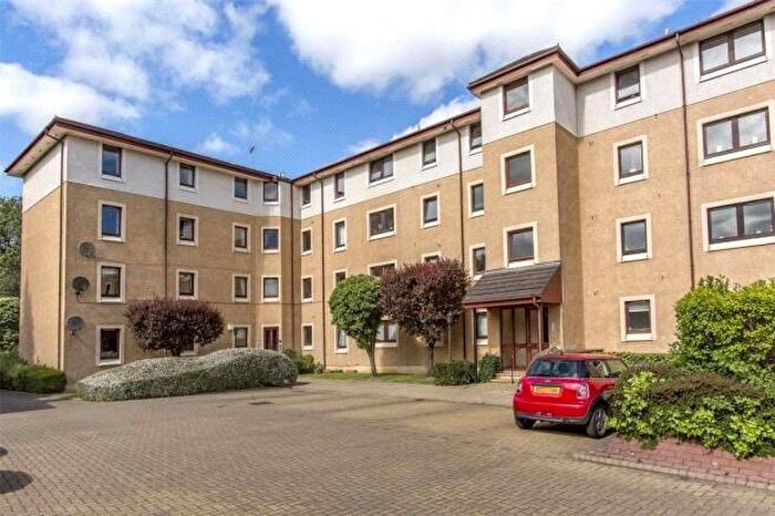 3 Bedroom Flat To Rent In Logie Green Road, Edinburgh, EH7